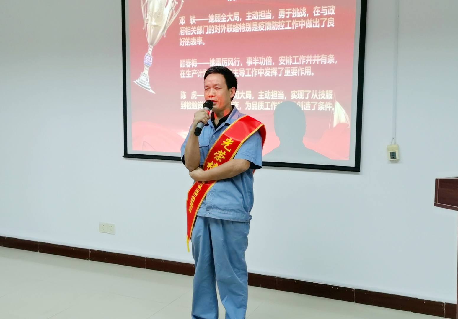 7 “業(yè)務(wù)標(biāo)兵”代表發(fā)表獲獎感言.jpg